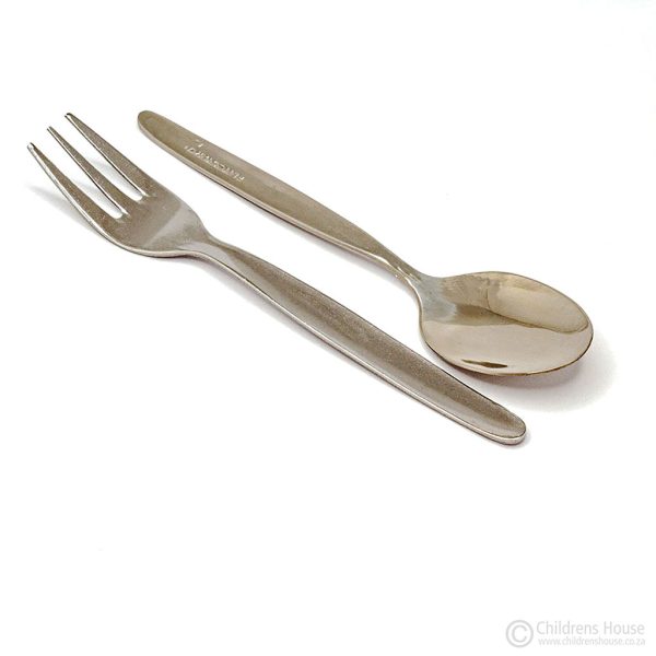 Featured image of the small child's fork, which fits perfectly into their hands. Lying next to the small spoon, these 2 products are perfect for each other.